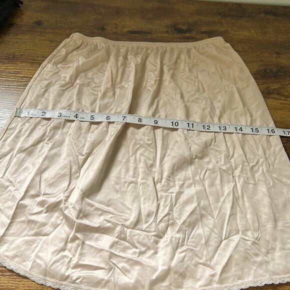 Gilligan & O’malley Nude 18” Elastic Waist Slip - Picture 4 of 9